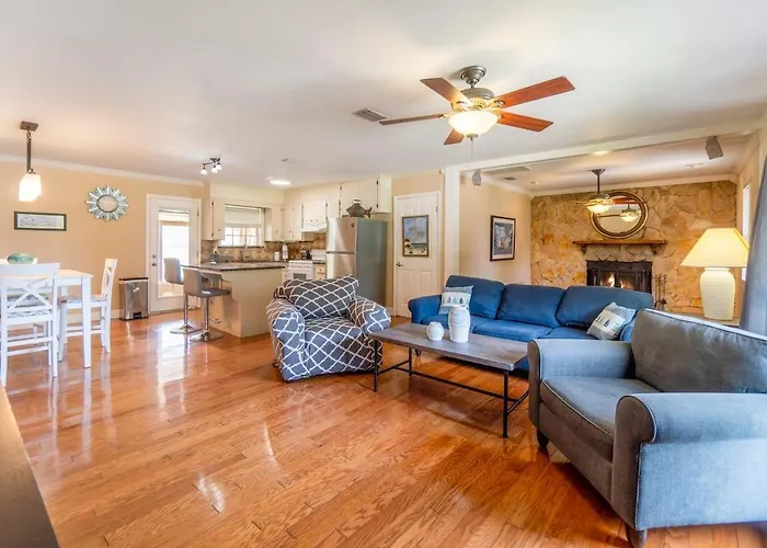 Over The Hill By The Bayou, Villa *