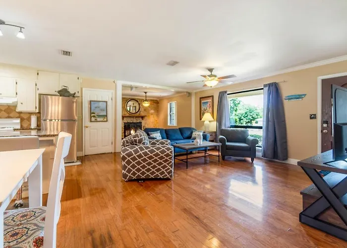 Over The Hill By The Bayou, Villa Pensacola