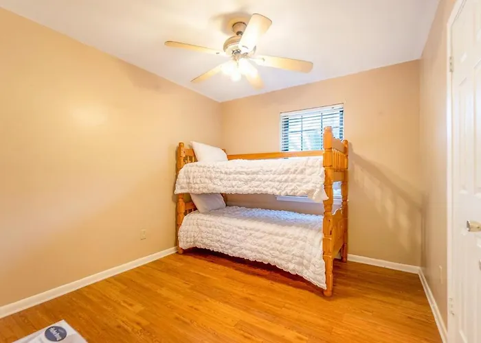 Over The Hill By The Bayou, Villa *