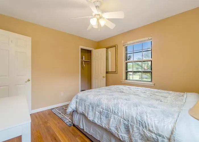 Over The Hill By The Bayou, Villa *