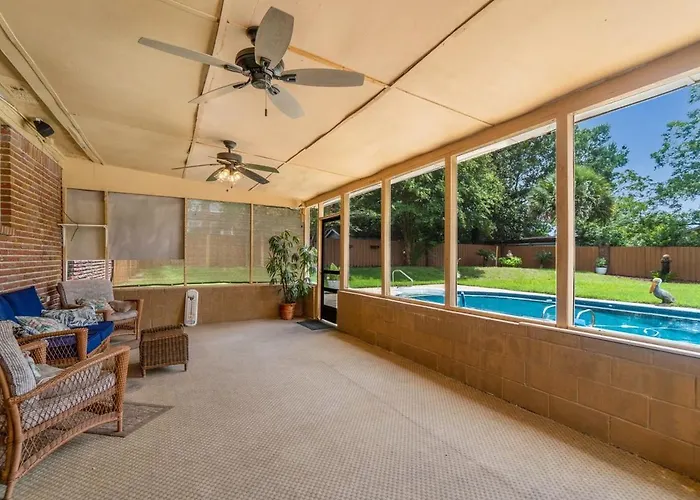 Villa Over The Hill By The Bayou, *