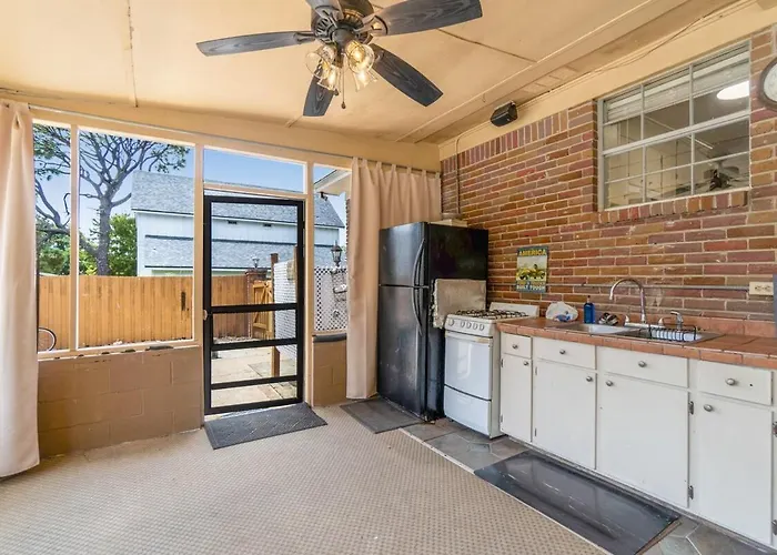 Over The Hill By The Bayou, Villa Pensacola