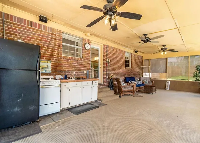 Over The Hill By The Bayou, Villa *