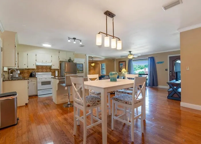 Over The Hill By The Bayou, Villa Pensacola