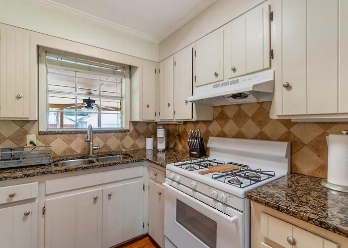 Over The Hill By The Bayou, Villa Pensacola
