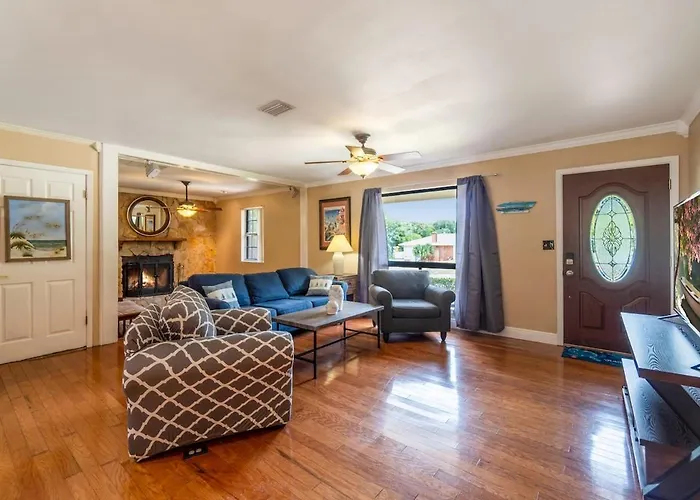 Over The Hill By The Bayou, Villa