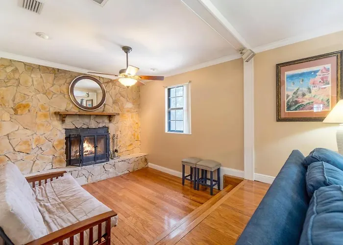 Over The Hill By The Bayou, Villa Pensacola